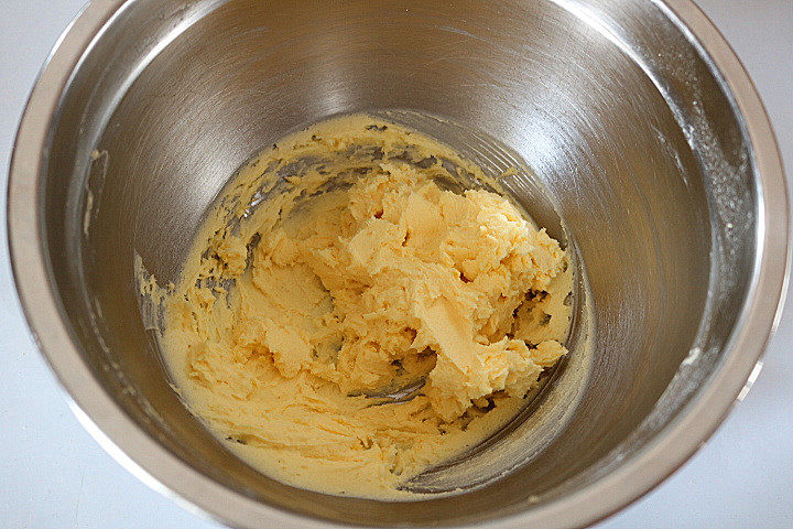 冰淇淋曲奇,打蛋器用中速搅打，黄油和糖粉至颜色发白的蓬松状。