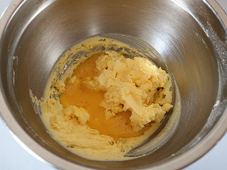 冰淇淋曲奇,加入蛋液，继续搅打均匀。