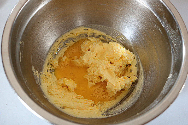 冰淇淋曲奇,加入蛋液，继续搅打均匀。