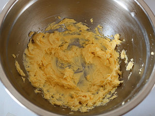 冰淇淋曲奇,黄油室温软化，用打蛋器稍稍搅打均匀。