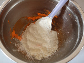 冰淇淋曲奇,每一份黄油糊搭配1/4的低粉（55克）。