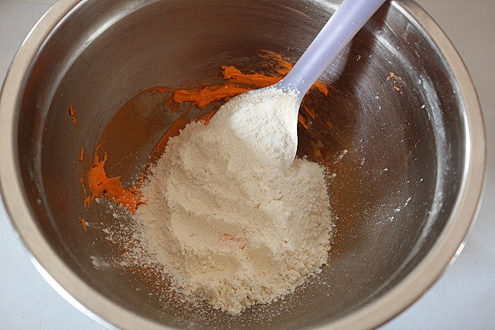 冰淇淋曲奇,每一份黄油糊搭配1/4的低粉（55克）。