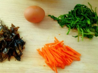 家常炒面,准备菠菜，鸡蛋，木耳，胡萝卜。