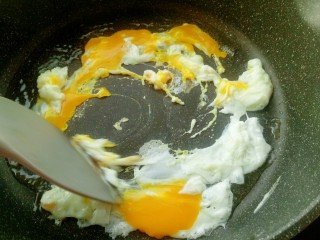 家常炒面,锅烧油炒鸡蛋