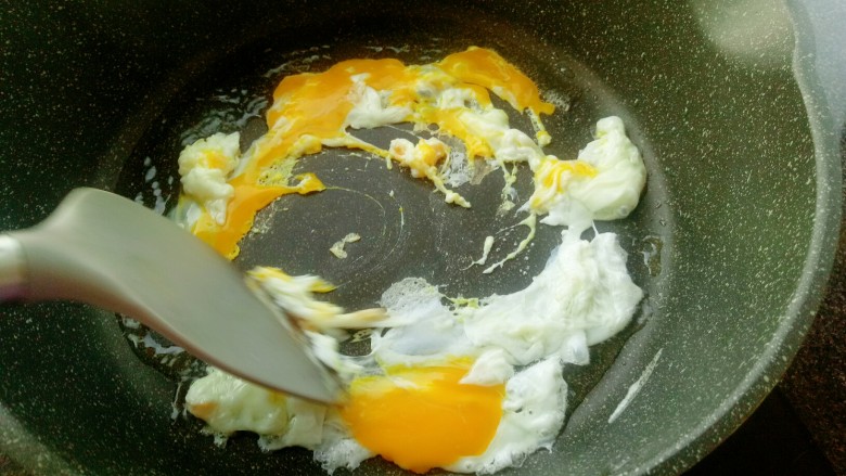家常炒面,锅烧油炒鸡蛋