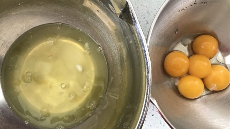 棋格慕斯蛋糕,蛋清蛋黄分离在无油无水的盆里，蛋清先冷藏备用。