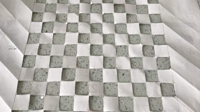 棋格慕斯蛋糕,找一张白纸，最好硬一点的，画好一个边长22厘米的正方形，再分成121个边长为2厘米的小正方形，每隔一个剪一个孔，注意要剪内圈，否则会断。
