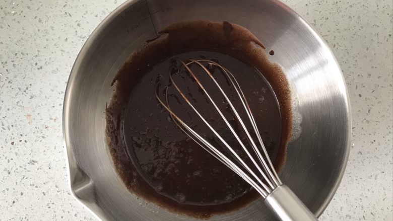 棋格慕斯蛋糕,加入可可溶液，继续用手抽搅拌均匀。