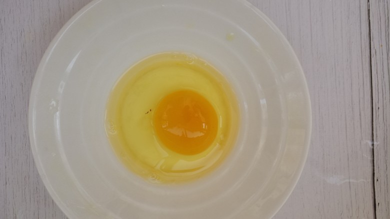 青椒炒鸡蛋,鸡蛋打入碗中