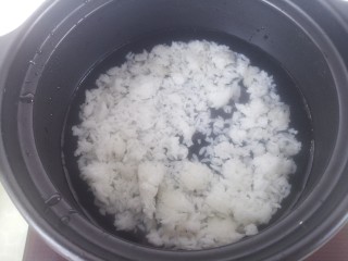 鲜虾粥,把米饭放在砂锅里，倒入适量的水