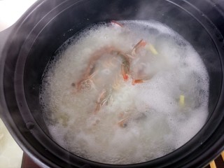 鲜虾粥,再继续煮，把虾煮至变色