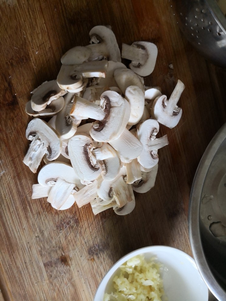 炒杂菌,冬菇切片。