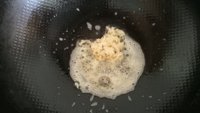 炒杂菌,小火将黄油融化后倒入蒜泥，翻炒出香味。
