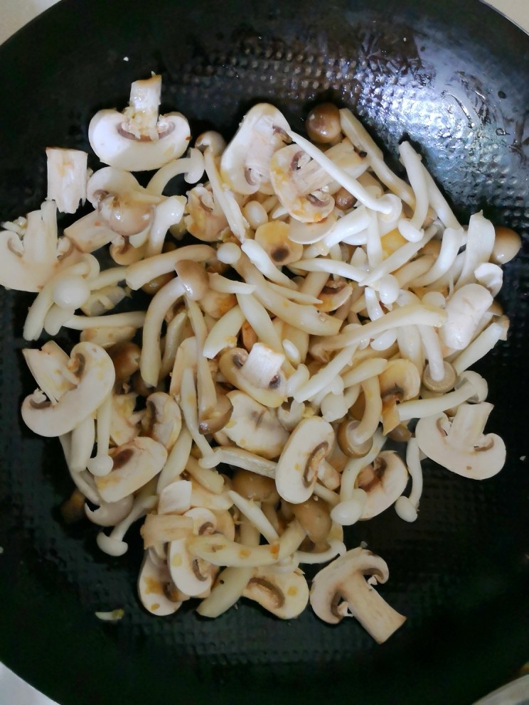 炒杂菌,将所有蘑菇倒入锅内快速翻炒。加入适量的盐。