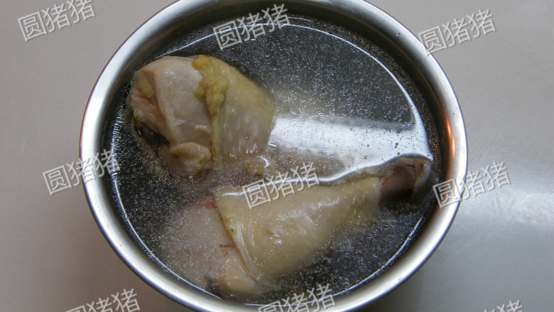 香辣手撕鸡--懒人也可做美味,把鸡腿取出用凉水冲一下，再放入事先准备好的冰水中浸泡二十分钟。