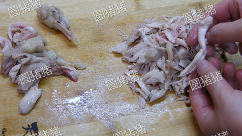 香辣手撕鸡--懒人也可做美味,取出沥干水，用手撕成条。