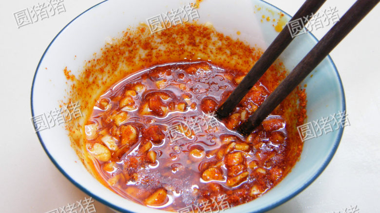 香辣手撕鸡--懒人也可做美味,蒜头切成蓉，加上干辣椒粉，盐1/2茶匙放入碗内，锅内烧热油，把油倒入碗内，调制成蒜蓉辣油。