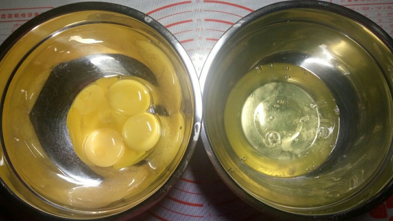 波点蛋糕卷,蛋黄和蛋白分离（可以借助分蛋器），装蛋清的盆里一定要保证无水无油，而且蛋清内一定不能掺一点点蛋黄，否则后面很难打发。