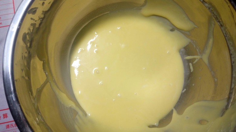 波点蛋糕卷,蛋黄液加入到上一步，继续Z字型搅拌至细腻无颗粒的面糊（这个方子用的是后蛋法，特点在于能起到更好的支撑蛋糕体的作用，减少成品的失败率）。