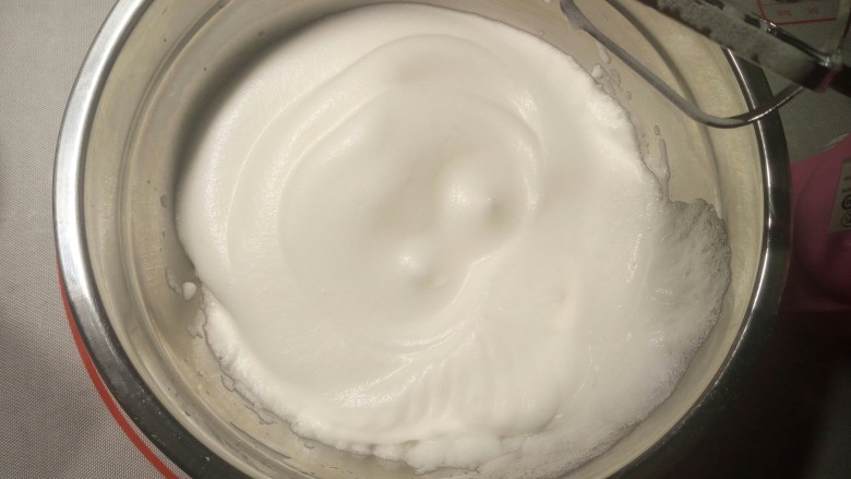 波点蛋糕卷,调中速打至泡沫细腻时再加入1/3白糖继续打发。