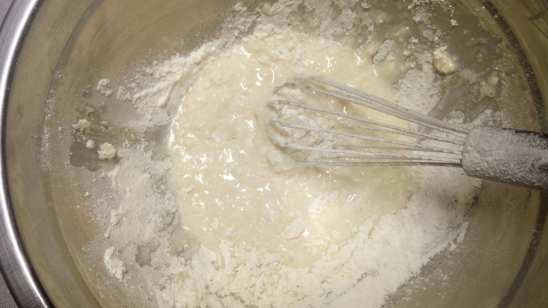 波点蛋糕卷,筛入低粉，用画Z字型的方式拌匀至无干粉。