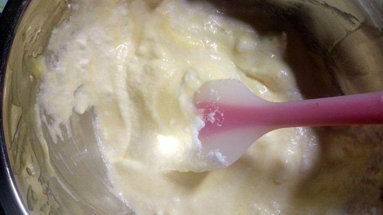 波点蛋糕卷,取三分之一蛋白糊倒入蛋黄糊中，用翻拌的方式拌匀，不要画圈，以免消泡。