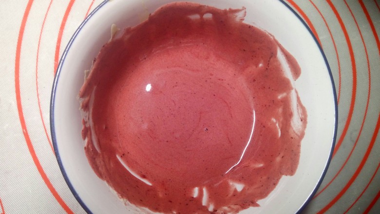 波点蛋糕卷,取一勺蛋黄糊和两勺蛋白糊，再加入红曲粉搅拌均匀。