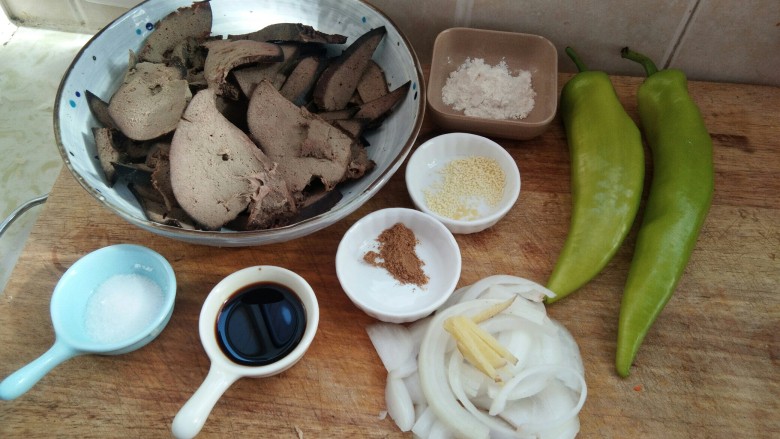 家常菜【青椒炒猪肝】,所有材料准备完毕。