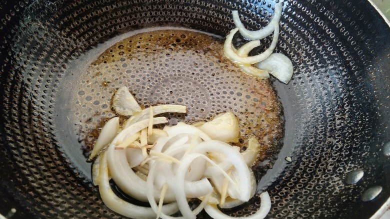 家常菜【青椒炒猪肝】,圆葱丝个姜丝爆香。