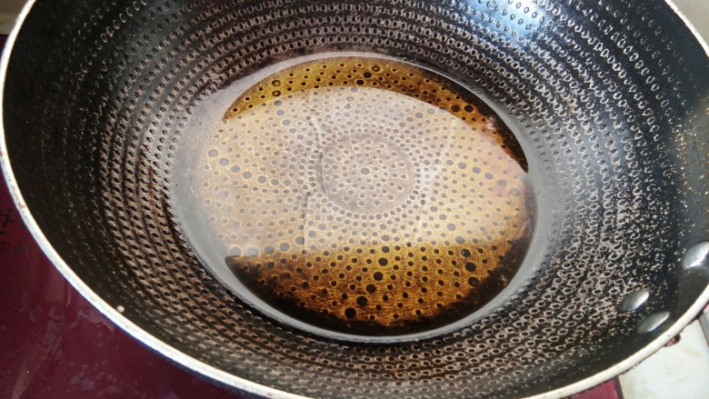 家常菜【青椒炒猪肝】,热锅放入少许食用油。