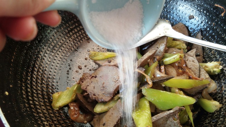 家常菜【青椒炒猪肝】,接着倒入盐。