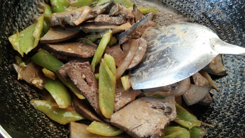 家常菜【青椒炒猪肝】,淀粉也搅拌均匀，准备出锅。