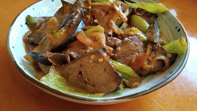 家常菜【青椒炒猪肝】,倒在提前准备好的盘子里，这道青椒炒猪肝就好了，味道和饭店的一样。