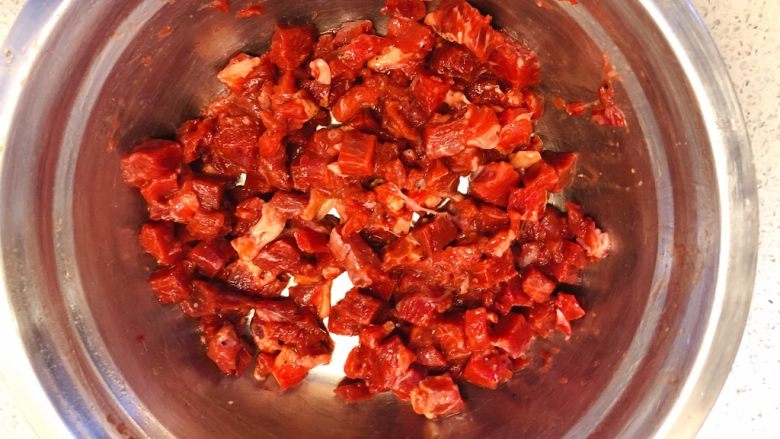 红椒炒牛肉粒,静置半天以上。