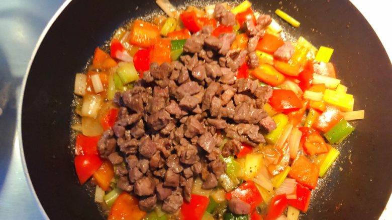 红椒炒牛肉粒,加入炒好的牛肉。