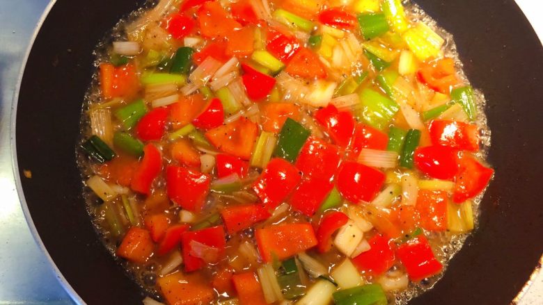 红椒炒牛肉粒,加入适量水。