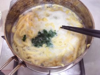 宝宝辅食9M➕：青菜鳕鱼面线,最后把青菜叶碎倒进锅里，再煮一分钟即可