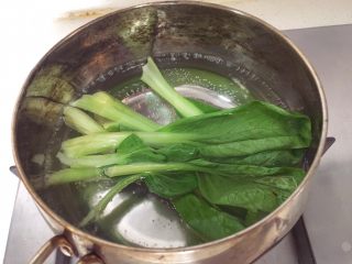 宝宝辅食9M➕：青菜鳕鱼面线,锅中水烧开，滴几滴植物油，把青菜叶放进焯水半分钟捞出