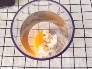 宝宝辅食9M➕：青菜鳕鱼面线,鳕鱼切小块，料理机里挤几滴柠檬汁和鳕鱼块、30Ml清水和一个蛋黄