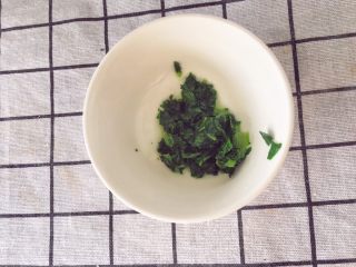 宝宝辅食9M➕：青菜鳕鱼面线,将青菜叶切碎备用