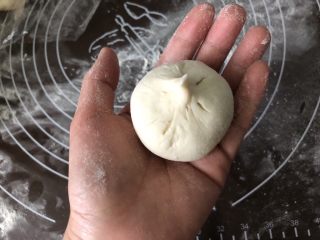 萌萌哒小海豹豆沙包,用虎口法收成一个小尖尖，掐掉或按回去。