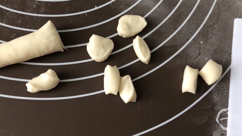萌萌哒小海豹豆沙包,剩余的面团中掰一小块，搓成小条，切下16个约1克的小段，分别揉成小圆球。