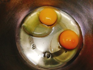 快手早餐+葱香黄金馒头片,取一个盆打入2个土鸡蛋