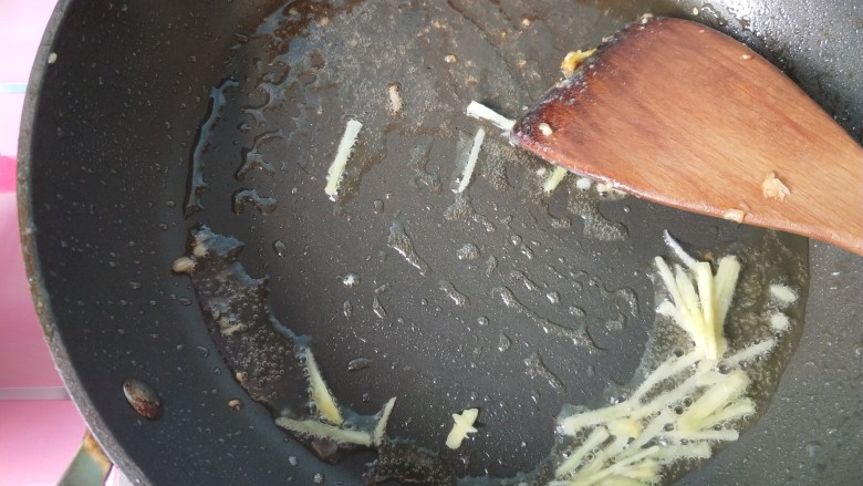 茭白炒肉丝,用锅内的底油，将剩下的生姜爆香。