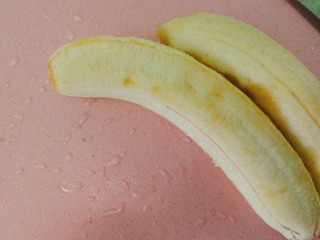 自制小零食+ 黑芝麻香蕉脆饼,香蕉去皮