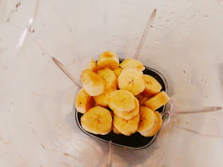 自制小零食+ 黑芝麻香蕉脆饼,切小块，放入料理机中