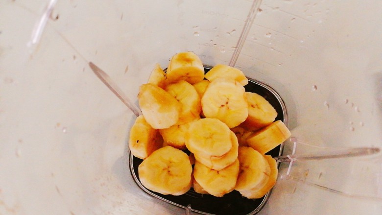 自制小零食+ 黑芝麻香蕉脆饼,切小块，放入料理机中
