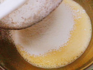 自制小零食+ 黑芝麻香蕉脆饼,低筋面粉里加入泡打粉，盐，然后将面粉筛入鸡蛋液里