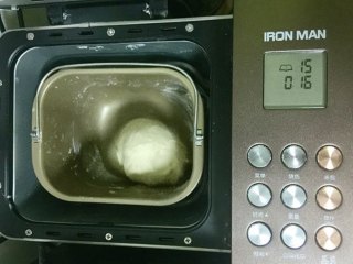 萌萌哒小海豹豆沙包,把面粉、细砂糖、酵母、牛奶一起放面包桶里，启动和面程序，把它们揉成一个光滑不粘手的面团。也可以用手揉。