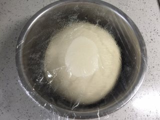 萌萌哒小海豹豆沙包,然后放入不锈钢盆里，盖上保鲜膜，放在温暖处发酵至两倍大。